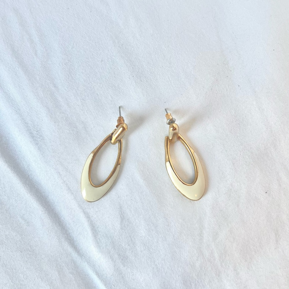 Antique white & gold oval earrings!💌